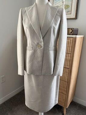 Los Copains 2 piece skirt/ blazer silver white stripe suit. S- 40/8